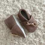 Load image into Gallery viewer, Baby slippers brown
