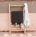 Afbeelding in Gallery-weergave laden, Pom pom deken zwart en beige
